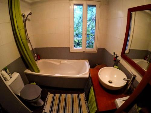 une salle de bain avec une baignoire, des toilettes et un lavabo dans l'établissement Lovely house by the Rance river, near Dinan port, à Lanvallay
