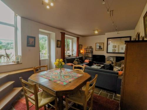 un salon avec une table et un canapé dans l'établissement Lovely house by the Rance river, near Dinan port, à Lanvallay