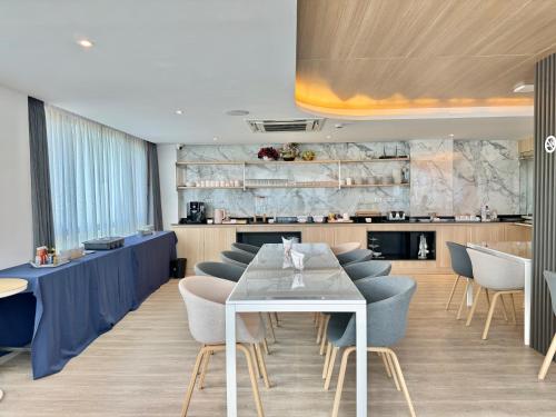 a dining room with a white table and chairs at Resort Bangphlat in Bang O