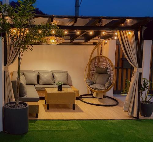 Ruang duduk di Ridge Grove private resthouse
