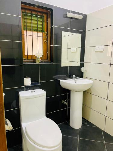 Bilik mandi di Sand & Surf Guest House