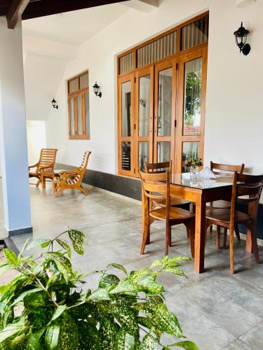 Kawasan patio atau luaran di Sand & Surf Guest House