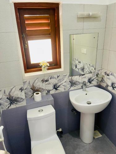 Bilik mandi di Sand & Surf Guest House
