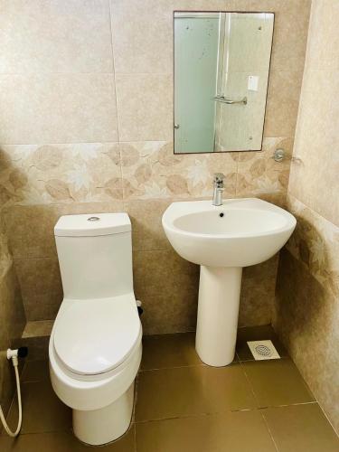 Bilik mandi di Sand & Surf Guest House
