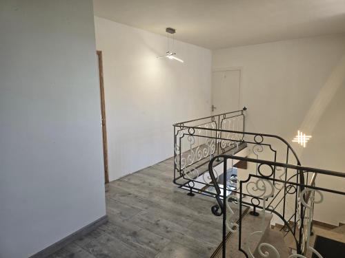 une pièce vide avec un escalier et des murs blancs dans l'établissement Chambre 2, chambre de bonne, à Waziers