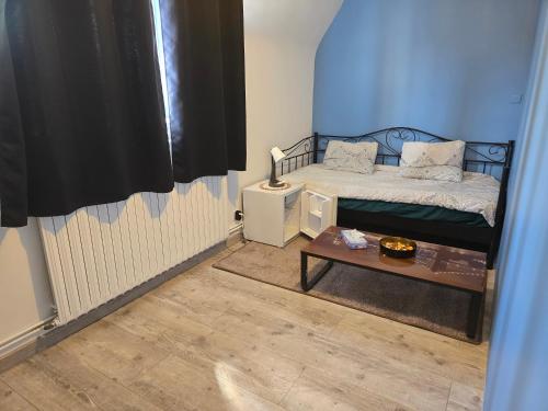 Ένα ή περισσότερα κρεβάτια σε δωμάτιο στο Chambre 2, chambre de bonne