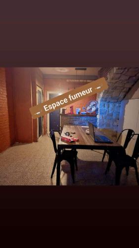 - une table avec un ordinateur portable dans la chambre dans l'établissement Chambre 2, chambre de bonne, à Waziers