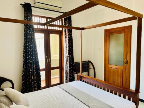 Postel nebo postele na pokoji v ubytování Sand & Surf Guest House