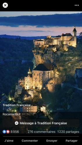 une photo d'un château sur une montagne dans l'établissement Chambre la paix, à Payrac