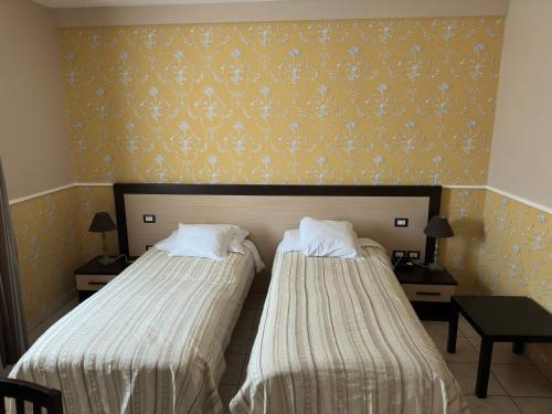 Letto o letti in una camera di Hotel De La Ville Relais