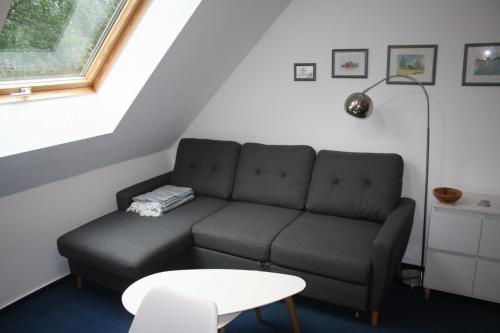 un soggiorno con un divano e un tavolo di -"Große Koje" Fewo im OG - Fischländer Weg 53A a Dierhagen