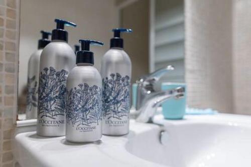 3 bouteilles d'odorisants assises sur un lavabo dans l'établissement Studio Cozy proche plages, stade, parc chanot, centre, vieux port, à Marseille