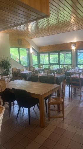 une salle à manger avec des tables et des chaises dans un restaurant dans l'établissement Auberge le bois du cornet, à La Forclaz