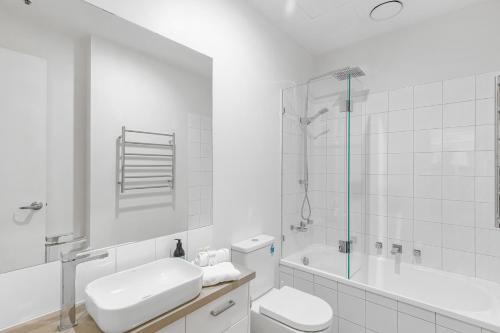 Ένα μπάνιο στο Flinders Lane Apartments