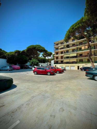 a parking lot with cars parked in front of a building at Home 120, Mansion Alhamar in Sitio de Calahonda