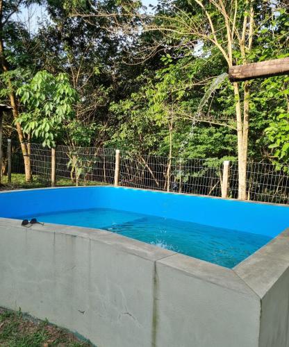 a small blue pool in a concrete wall at Chale Flores de Sana in Casimiro de Abreu