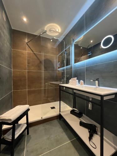 Un baño de LOGIS Hôtel Borel