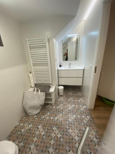 un bagno con lavandino e specchio di Casa Cris Encamp a Encamp