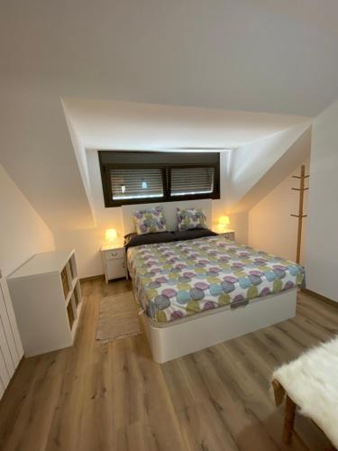 una camera da letto con un letto e una finestra di Casa Cris Encamp a Encamp