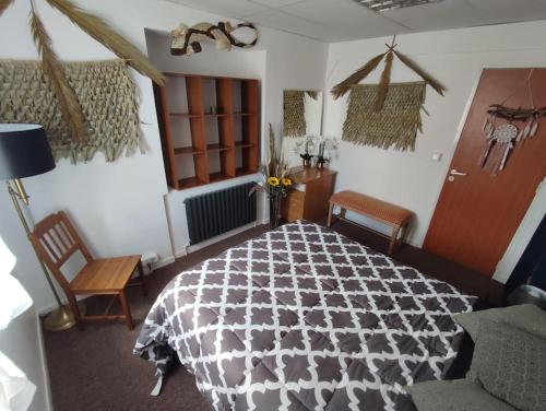 - une chambre avec un lit noir et blanc dans l'établissement Les Conviviales de Seine-et-Marne, à Bouleurs