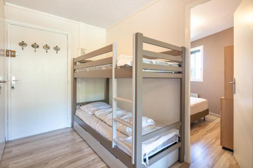 - une chambre avec des lits superposés dans l'établissement Régliss - Pour 6p station ski accessible à pied, à Chamrousse