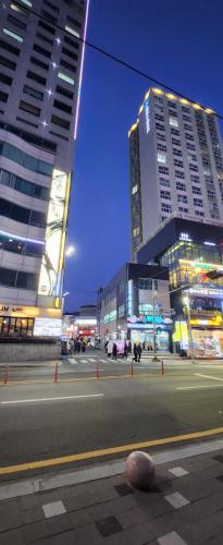 釜山にあるGwangalli Tahee Houseの高いビルが立ち並ぶ街路と地面に置かれたボール