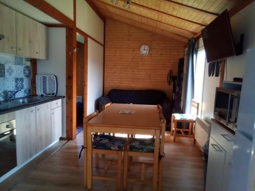 une petite cuisine avec une table dans une pièce dans l'établissement chalet tout équipé, à Signy-le-Petit