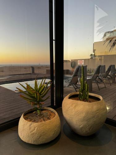 Un balcón o terraza de Beachfront Luxury Oasis