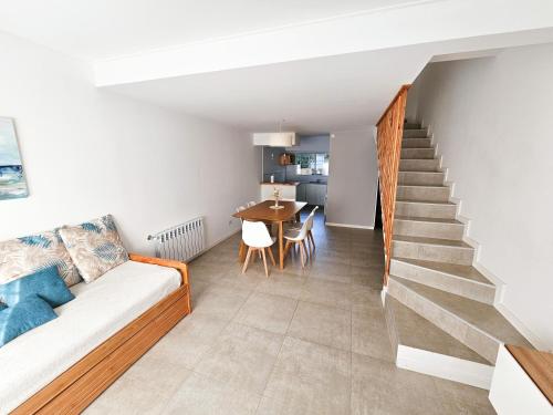 a living room with a couch and a table at Dúplex Familiar Av 5 y Paseo 117 in Villa Gesell