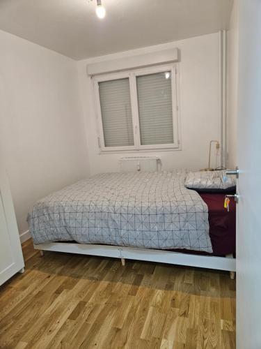 un lit dans une chambre avec une fenêtre dans l'établissement Appartement refait à neuf I chambre #2 sur 4, à Dunkerque