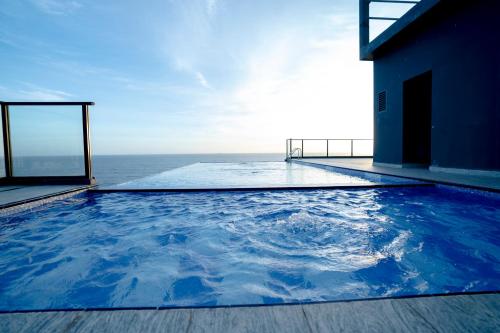 una gran piscina en la parte superior de un edificio en Luxury ocean-view apartment in Colombo 03, en Colombo