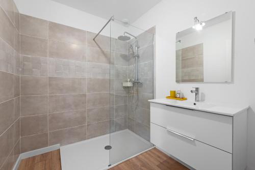 une salle de bain avec une douche en verre et un lavabo dans l'établissement L'Armagnac T2 proche gare avec parking gratuit, à Toulouse
