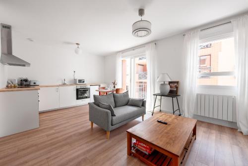 - un salon avec une chaise et une table basse dans l'établissement L'Armagnac T2 proche gare avec parking gratuit, à Toulouse