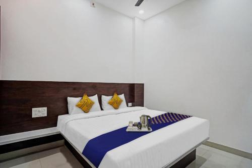 Hotel ANGAN UDAIPURにあるベッド