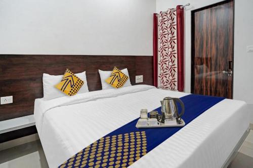 Hotel ANGAN UDAIPURにあるベッド
