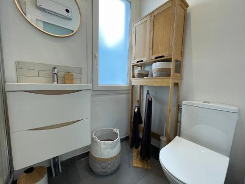 une salle de bain avec toilettes, lavabo et miroir dans l'établissement Le Trouville 165, à Trouville-sur-Mer