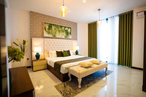 1 dormitorio con 1 cama grande y cortinas verdes en Luxury ocean-view apartment in Colombo 03, en Colombo