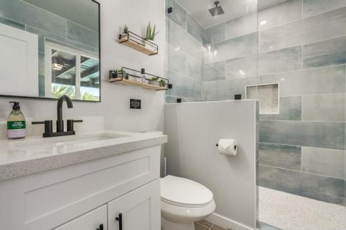 a bathroom with a toilet and a sink and a shower at 4 Brdm 6 Beds Pool PetsOK Fenced Yard in Scottsdale