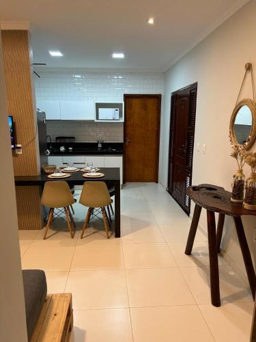 Η κουζίνα ή μικρή κουζίνα στο Studio pé na areia com 2 quartos, sala e cozinha