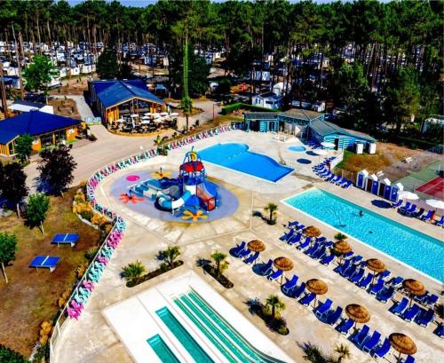 une vue aérienne d'une piscine dans un complexe hôtelier dans l'établissement Mobil Home MarieVa 