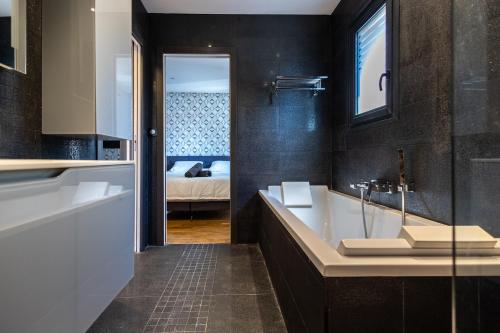 La salle de bains est pourvue d'une baignoire et d'un lavabo. dans l'établissement Maison villa Roof top vue mer jacuzzi, à Six-Fours-les-Plages
