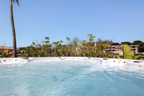 une grande piscine avec de l'eau bleue dans l'établissement Maison villa Roof top vue mer jacuzzi, à Six-Fours-les-Plages