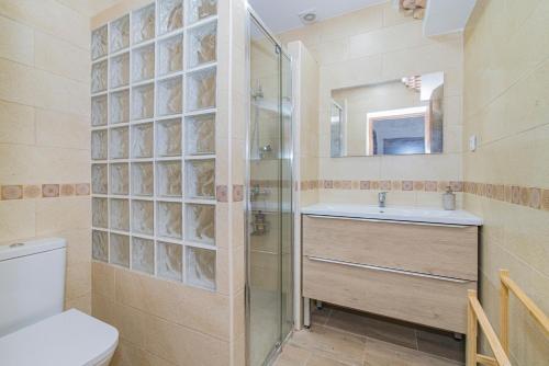 a bathroom with a shower and a toilet and a sink at Cortijo El Paraíso Granada in Atarfe