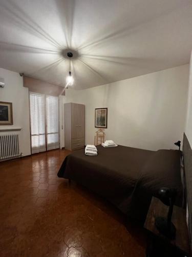 a bedroom with a black bed in a room at R&B Emilia in Cadeo