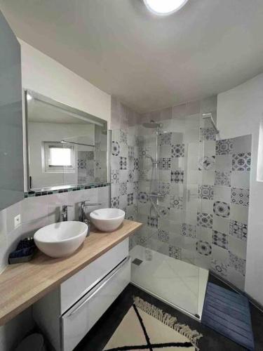 une salle de bain avec deux lavabos et une douche dans l'établissement Appartement cosy proche Paris, à Clamart