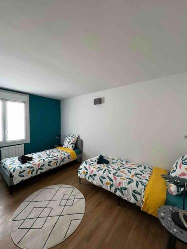 Cette chambre comprend 2 lits et un tapis. dans l'établissement Appartement cosy proche Paris, à Clamart