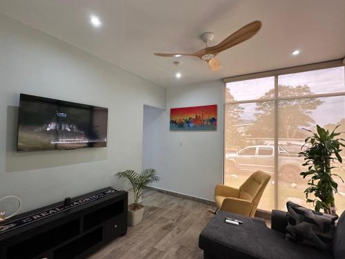 a living room with a couch and a tv at Cabaña Samu in Boquete