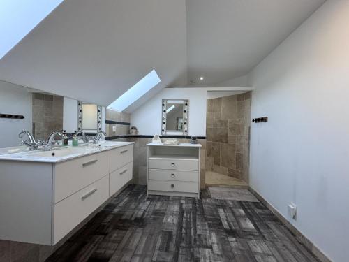 a bathroom with two sinks and a shower at Le QG des Bolides - 15 pers - Circuit - Rêve au Mans in Saint-Mars-dʼOutillé