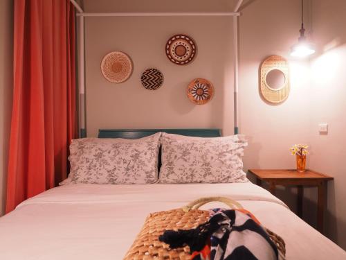 a bedroom with a bed and some plates on the wall at Seamoon House in Tainan
