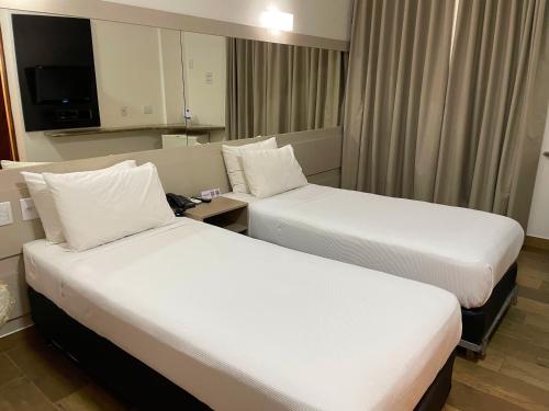 Postel nebo postele na pokoji v ubytování Panorama Tower Hotel